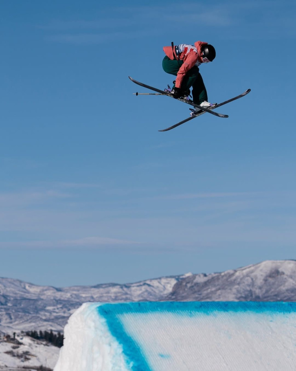 Катерина Коцар під час виконання трюку на Кубку світу у бігейрі