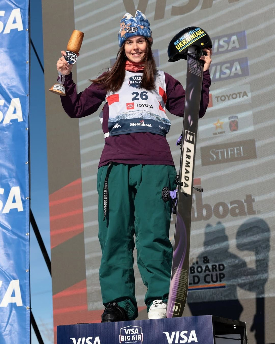 Катерина Коцар з нагородою за друге місце на Кубку світу у бігейрі