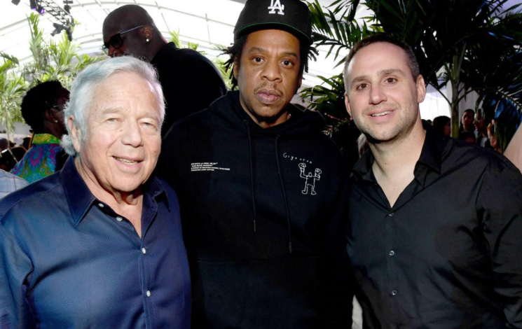 У центрі Jay-Z, справа Майкл Рубін